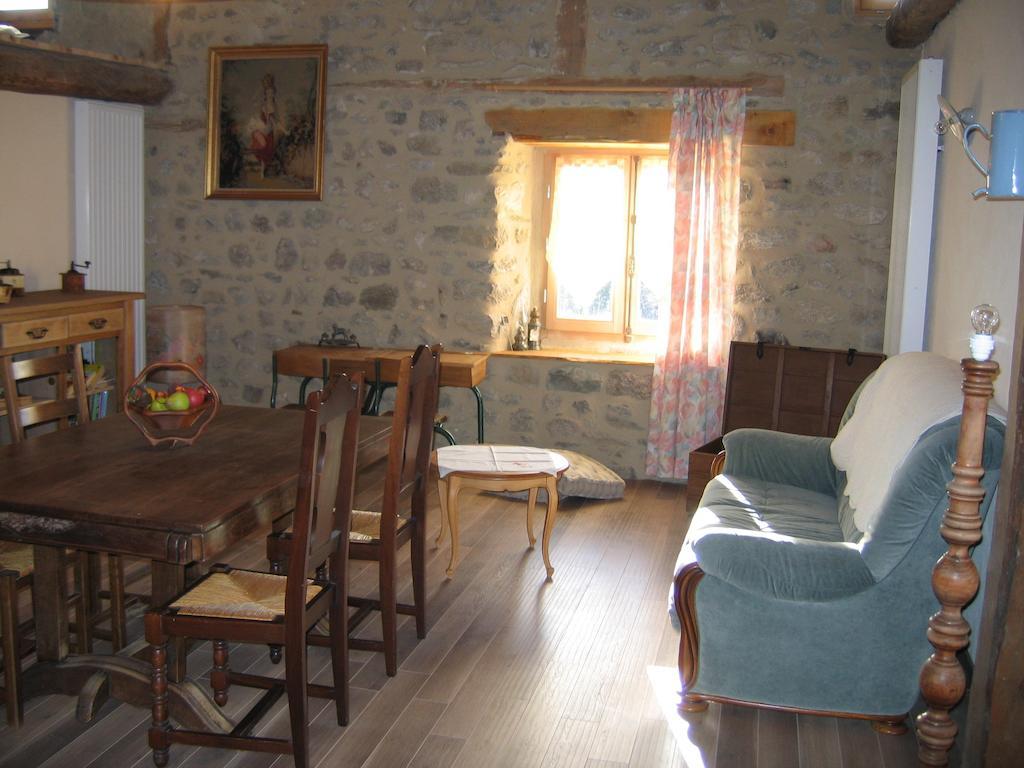 La Ferme Des Genets Bed & Breakfast Medeyrolles Exterior photo