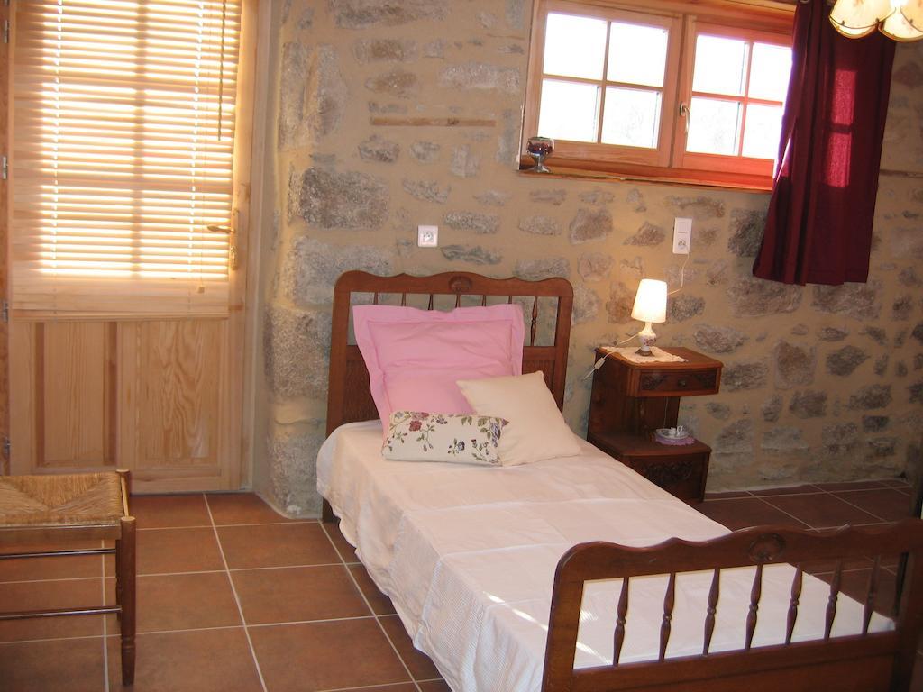 La Ferme Des Genets Bed & Breakfast Medeyrolles Room photo