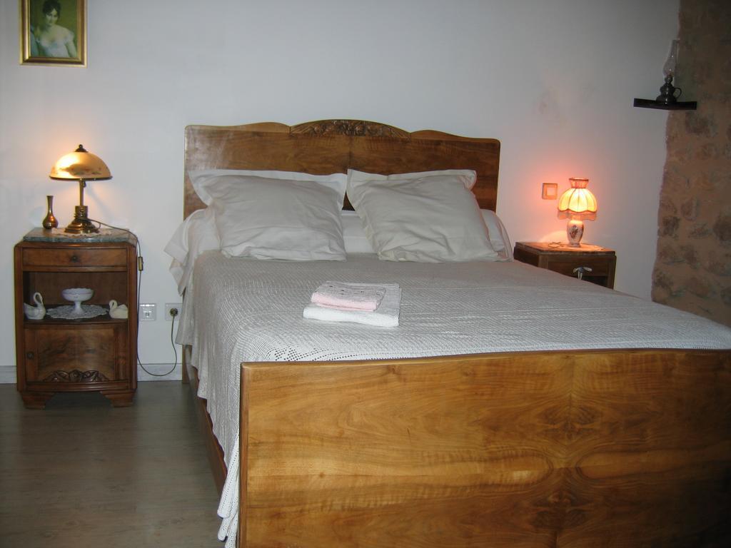 La Ferme Des Genets Bed & Breakfast Medeyrolles Exterior photo